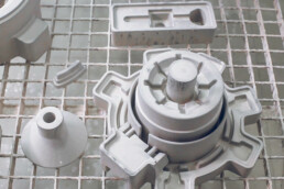 用voxeljet进行3D打印和灌注砂模。
